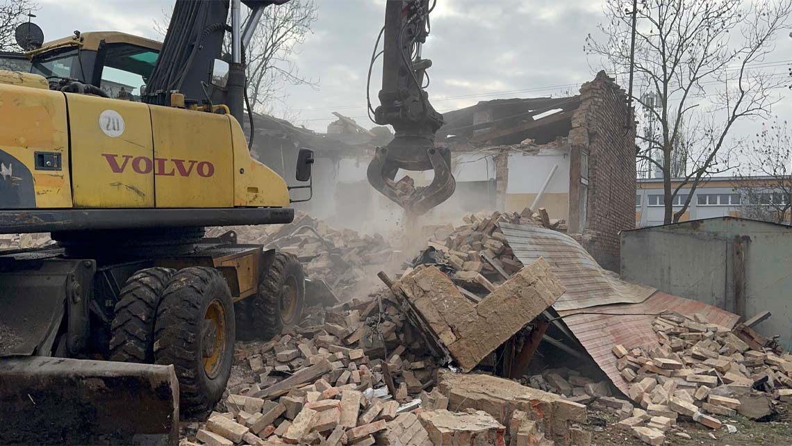 załadunek gruzu po rozbiórce domu – plac budowy w Poznaniu
