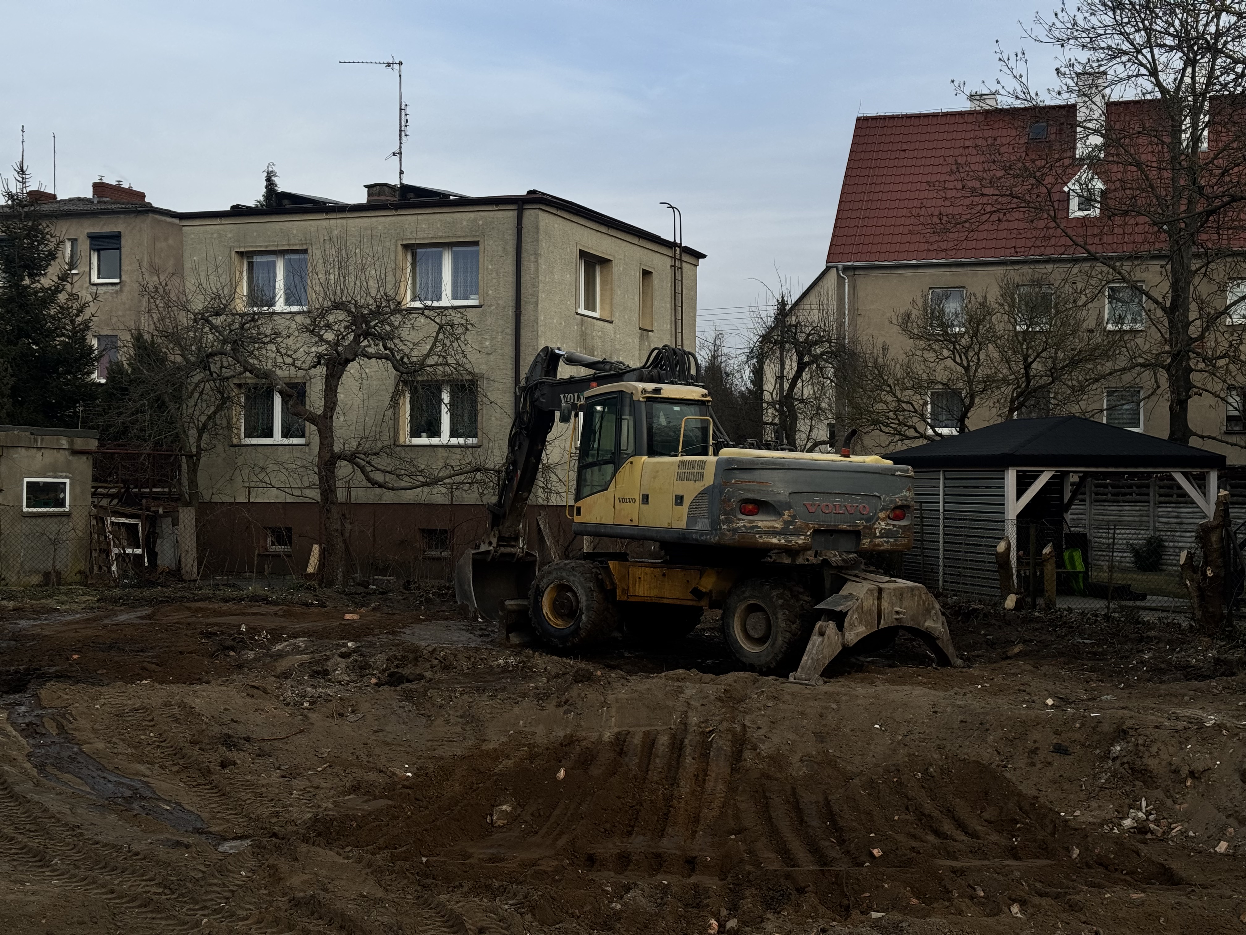 Uporządkowana działka po rozbiórce domu w Poznaniu