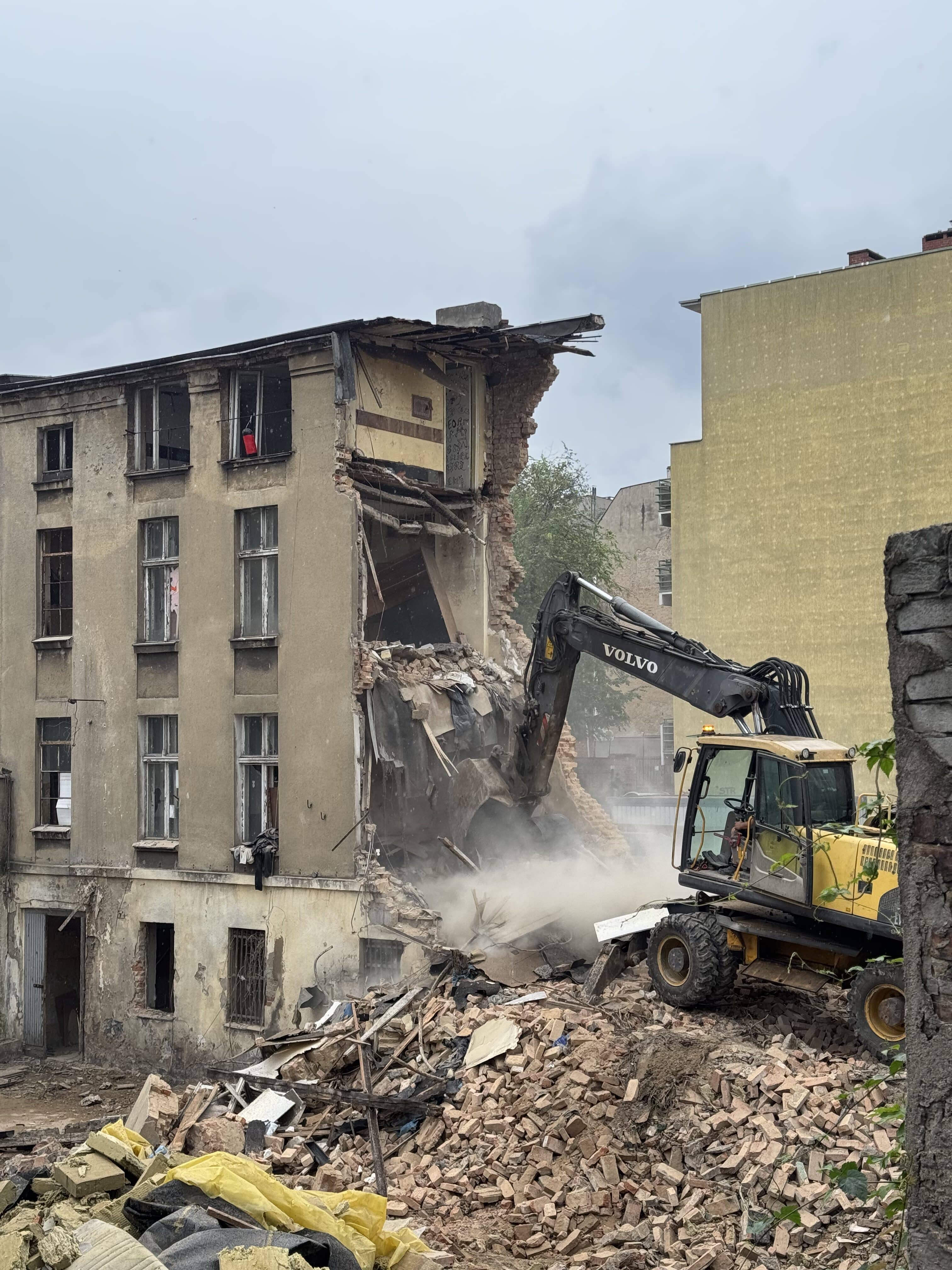 Mechaniczna rozbiórka wielokondygnacyjnego budynku w Poznaniu