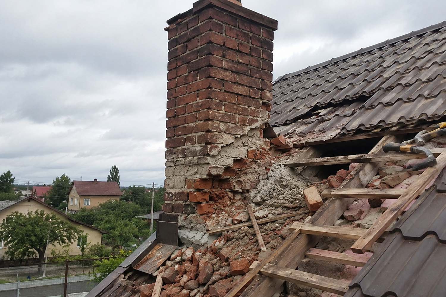 Murowany komin z cegły przeznaczony do rozbiórki