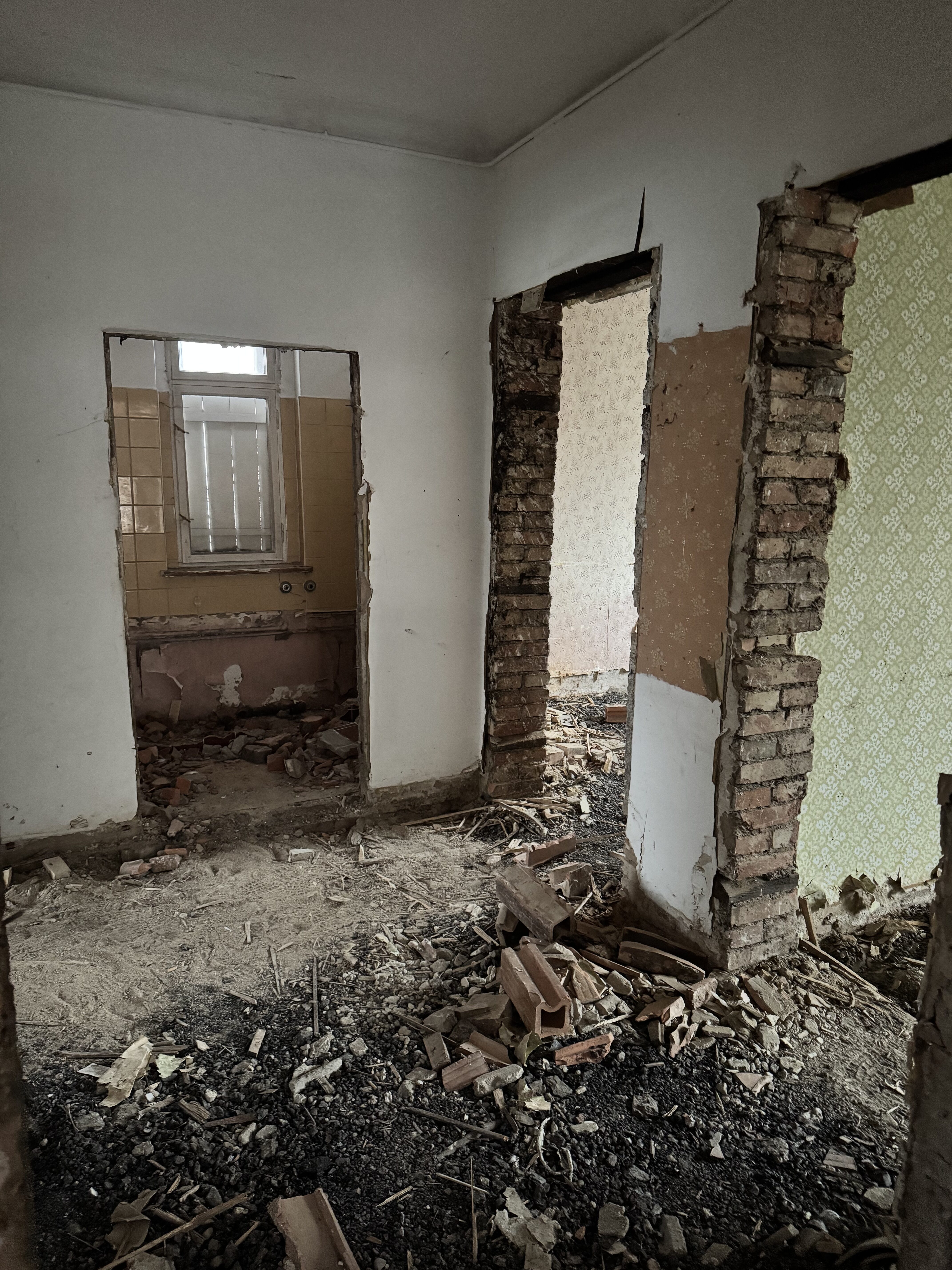 Wyburzanie ścian wewnętrznych w budynku w Poznaniu