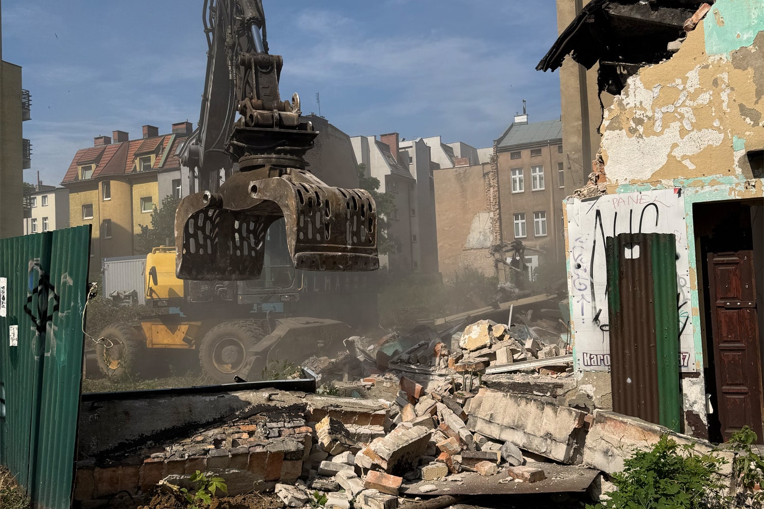 łyżka koparki podczas wyburzenia budynku